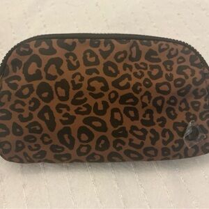 Everywhere Belt Bag 1LT
Leopards